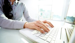 woman-using-computer